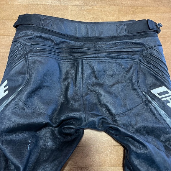 Dainese 2 piece leather suit with minimal use - Picture 9 of 16